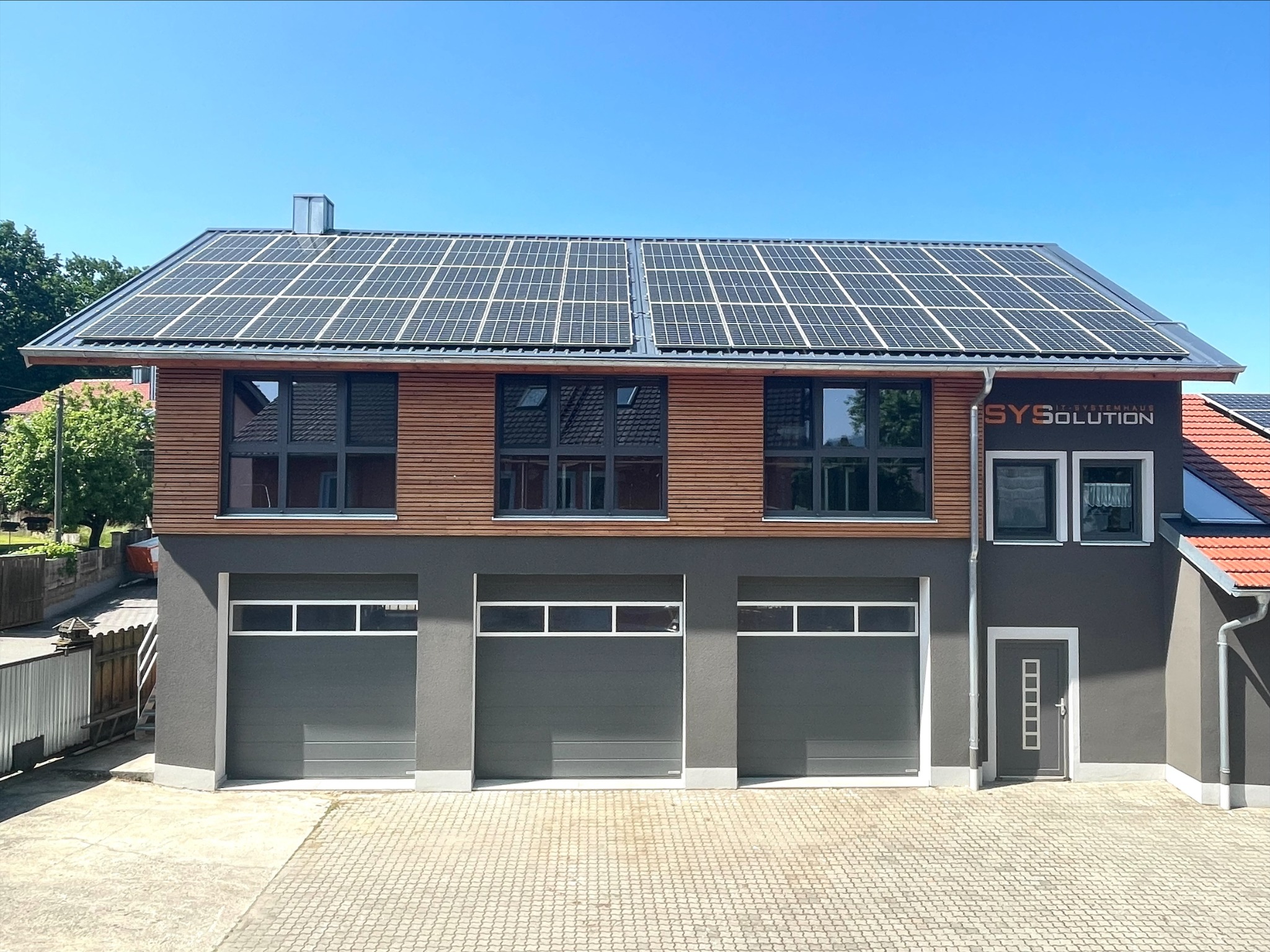 Firmensitz der SYSolution GmbH in Furth im Wald mit Photovoltaikanlage auf dem Dach